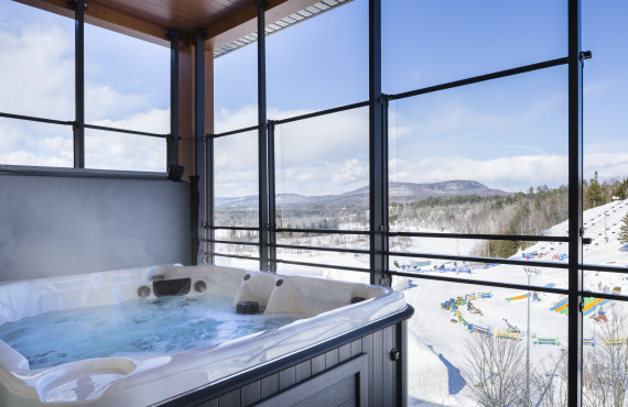 Spa avec vue sur le Village Valcartier Spa avec vue sur le Village Valcartier